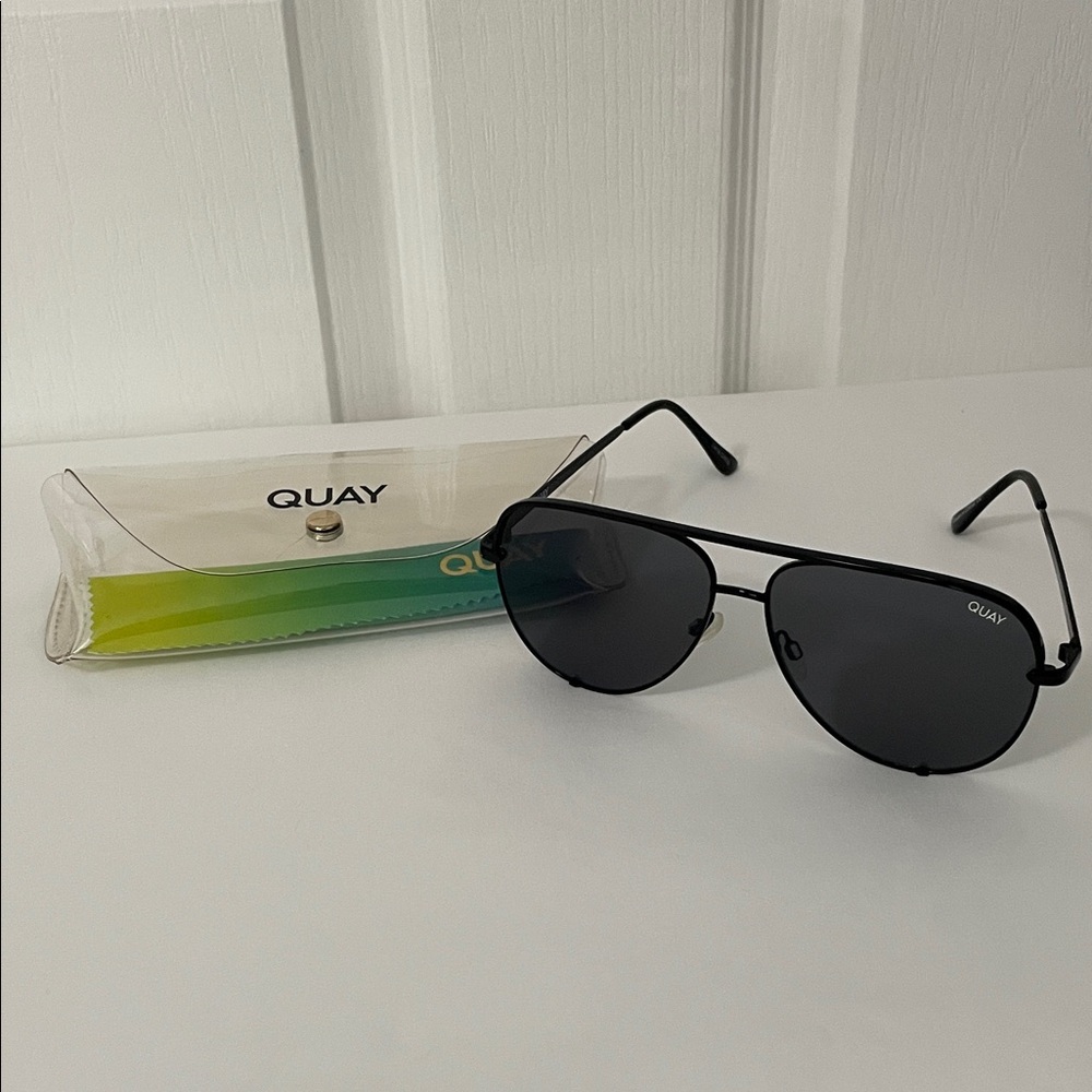 Quay Australia Aviator Sunglasses HIGH KEY - BLACK / SMOKE